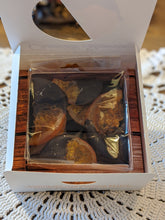 Naložite sliko v pregledovalnik galerije, Kandirane pomarančne rezine v črni čokoladi s solnim cvetom 150g