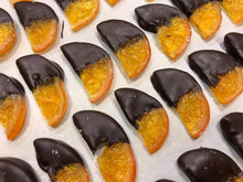 Naložite sliko v pregledovalnik galerije, Kandirane pomarančne rezine v črni čokoladi s solnim cvetom 150g
