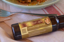Bild in Galerie-Viewer hochladen, Ekstradeviško oljčno olje z okusom belega tartufa 100ml in Piranska sol s tartufi z leseno žličko
